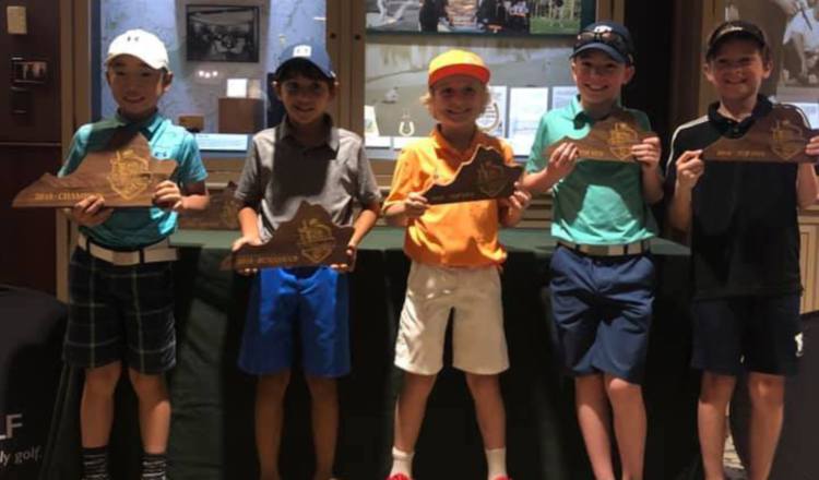 Los jugadores de la categoría de 9 años posan con sus premios. Cortesía