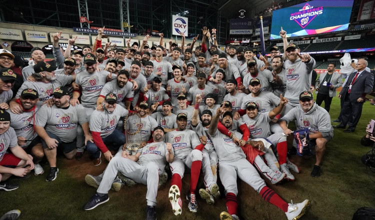 1.  Los jugadores de Washington en la foto del campeón.