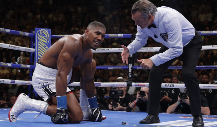 La carrera de Joshua dio un inesperado giro con la derrota ante Ruiz en junio, pero podría revivir el fin de semana. AP