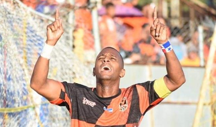 Nicolás 'Yuyu' Muñoz fue el goleador del torneo salvadoreño. Foto @SomosElVencedor