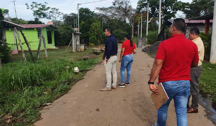 Funcionarios  del Miviot realizan inspecciones en diferentes áreas adonde llegó el programa Techos de Esperanza. José Vásquez