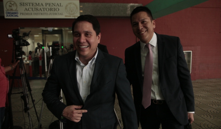 Mario Pérez (der.), exdirector del Instituto Panameño de Deportes (Pandeportes) a quien se le aplicó la medida de firma una vez al mes. Víctor Arosemena