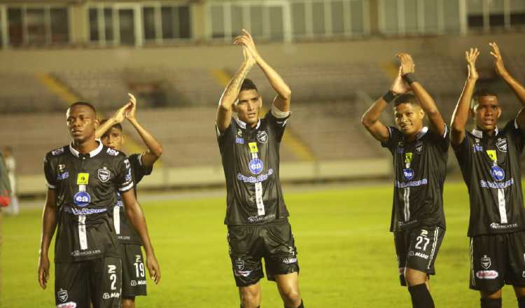 Edwin Aguilar (c) fue protagonista en el partido de ayer. Anayansi Gamez