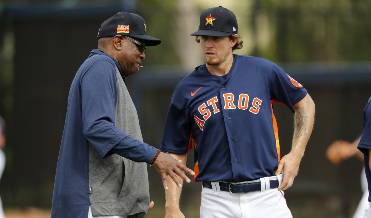 El manager de los Astros Dusty Baker (izq.) Foto:EFE