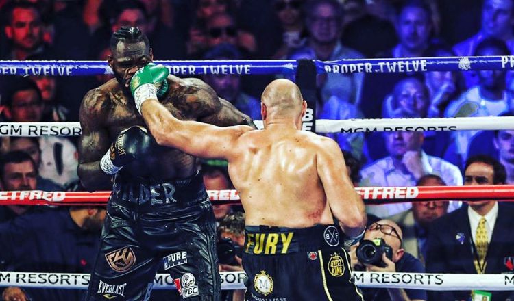 Tyson Fury logra conectar a  Deontay Wilder en su pleito de los pesos pesados. Foto: AP