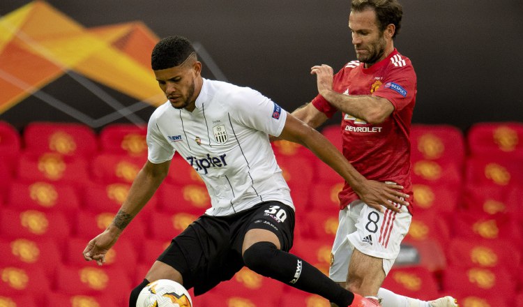 El panameño Andrés Andrade del Lask Line de Austria cubre el balón ante  Juan Mata del Manchester United. Foto:EFE