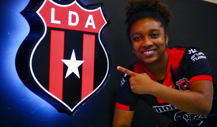 Marta Cox ficha para Alajuelense en el fútbol de Costa Rica. Foto:@ldacr 