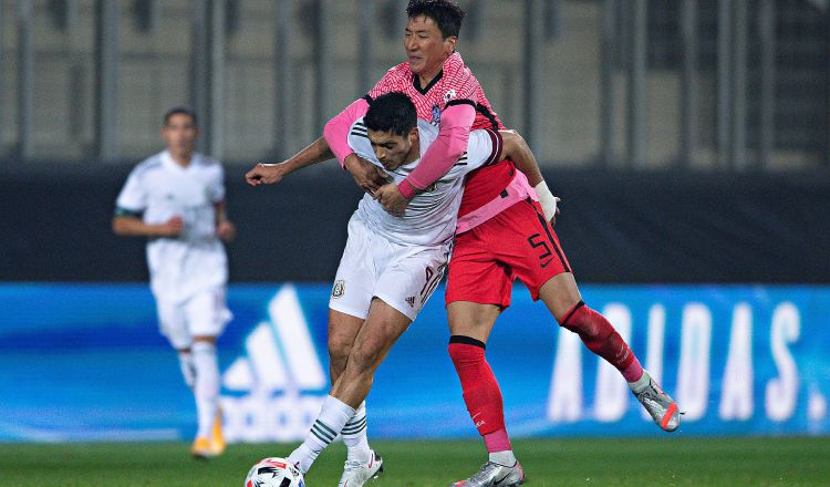  Raúl Jimenez (i), de  México, disputa el balón contra Jung Woo-Young de Corea del Sur. Foto:EFE