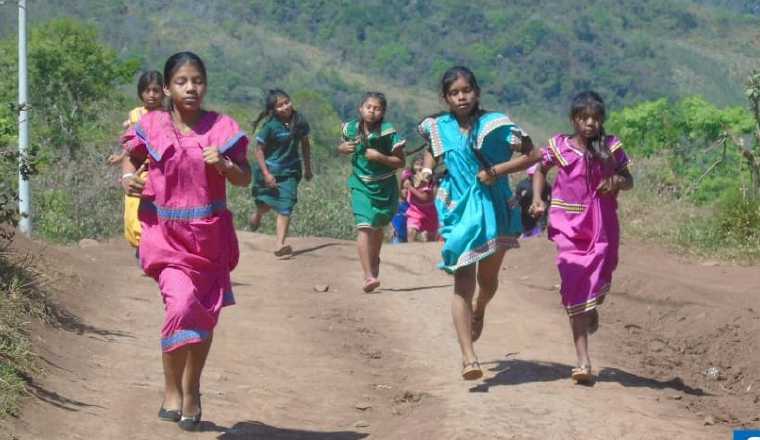 Las niñas también participan en las carreras locales. Cortesía.