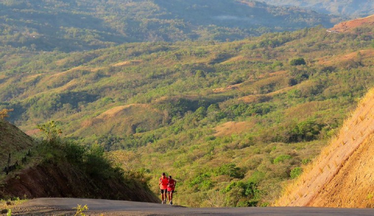 Largas distancias y grandes lomas recorren para entrenar. Cortesía.