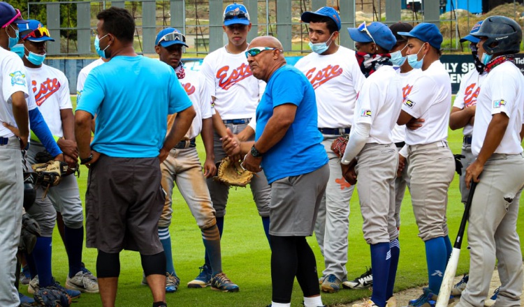 Cristóbal 'Toba' Girón (cent.) da algunas instrucciones a sus jugadores. Foto:Fedebeis