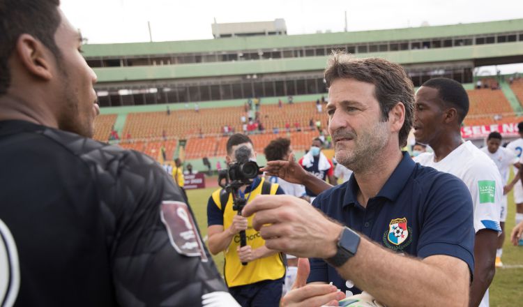 Thomas Christiansen conversa con Orlando 'Cuty' Mosquera, luego del partido. Foto:EFE