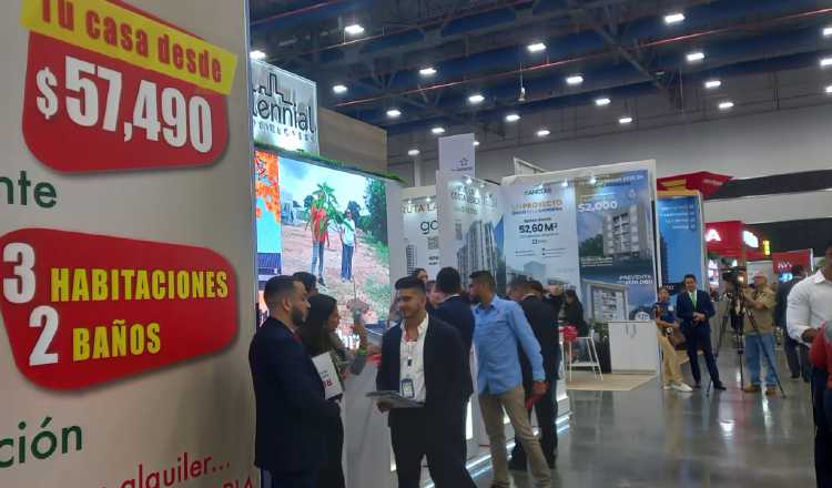 En la Expo Inmobiliaria de Acobir se observaron residencias con costo inferior a los 60 mil dólares y letras bajas para los clientes. Francisco Paz