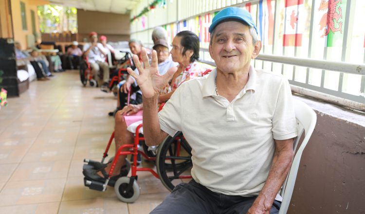 Adultos mayores compartiendo. Foto: Cortesía