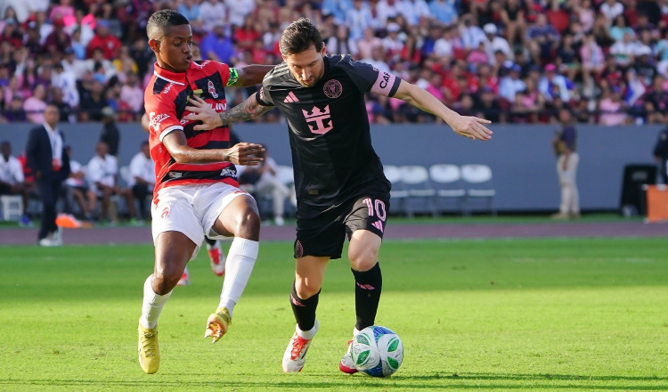 Rodrigo Tello, capitán del Sporting SM (izq.),  disputa  el  balón contra Lionel Messi, capitán del  Inter Miami. Foto: EFE