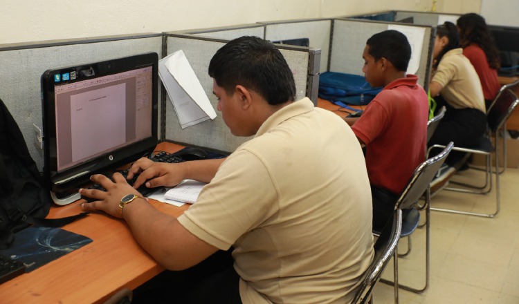 Jóvenes deben egresar del centro con conocimientos básicos de programación e informática.  Cortesía