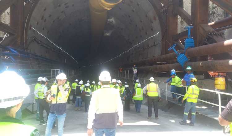 Son 30 obreros por turno, los que trabajan dentro de la tuneladora Panamá, que tritura diferentes tipos de suelos y coloca los anillos. Francisco Paz