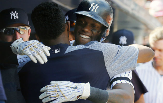 “Abrazar hace que la gente se sienta bien”, dijo Cameron Maybin, famoso por sus abrazos en los Yanquis de NY. Foto/ Andy Marlin/USA Today Sports, vÍa Reuters.