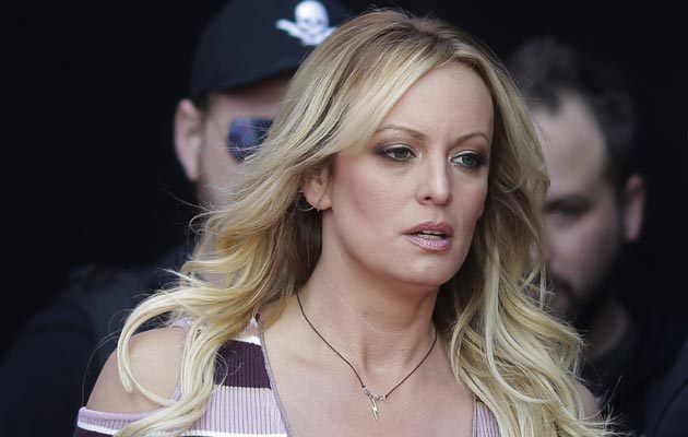 La actriz de cine adulto, Stormy Daniels, interpuso el requerimiento judicial porque Trump afirmó que Daniels mentía cuando dijo que había recibido amenazas para que guardara silencio sobre una supuesta relación que ambos mantuvieron una década atrás. FOTO/AP