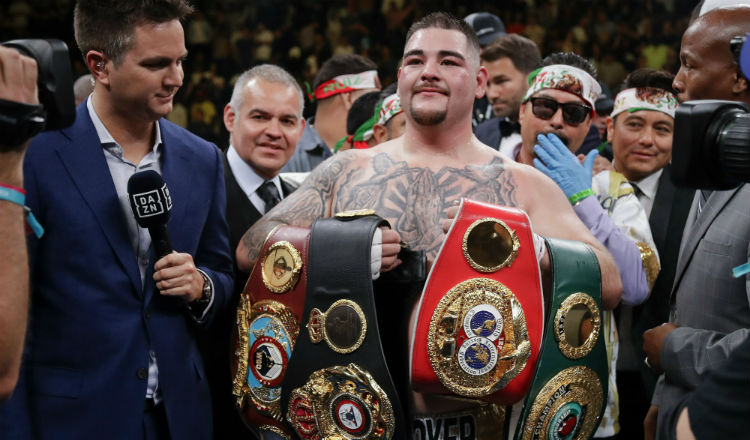 Andy Ruiz Jr con sus títulos tras vencer a Anthony Joshua. Foto AP