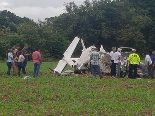 En el sitio del accidente, la mañana del domingo, un equipo de investigadores iniciaron las pesquisas que permitián descubrir qué pudo causar la tragedia, que dejó dos personas muertas.Foto/Thays Domínguez