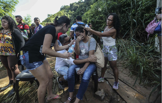 Una mujer llora aliviada tras saber que su hermana fue rescatada viva. Foto: EFE.