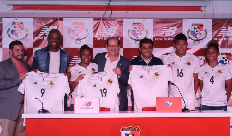 Jugadores de la selección de fútbol, cuerpo técnico y dirigente con la camiseta Panamá Brilla @Fepafut