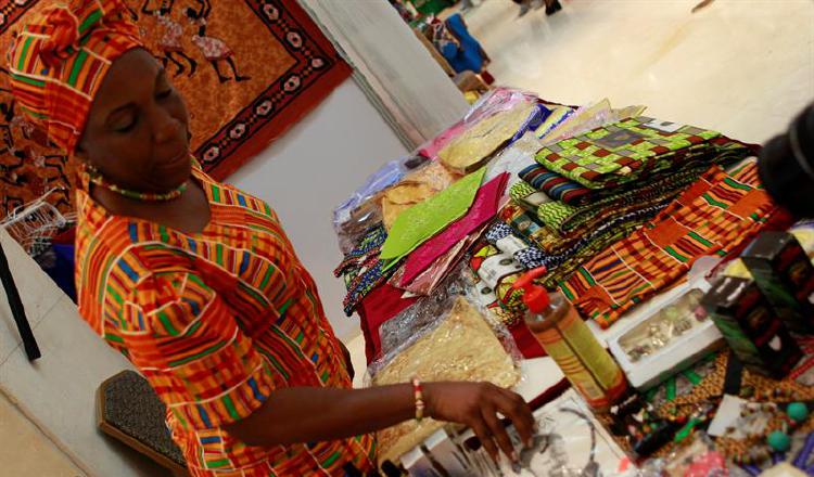 En esta feria cultural en la Binal enseñarán el arte del turbante. EFE