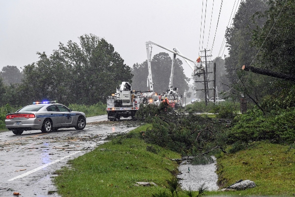 Varios sectores ya se han quedado sin electricidad y ya hay calles inundadas. FOTO/AP