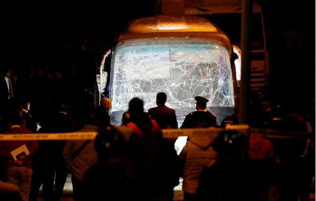 Cuerpos de seguridad egipcios observan los daños en el autobús. Foto: EFE.