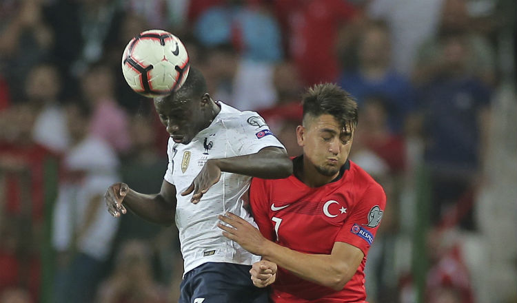 Ferland Mendy en partido con la selección de Francia. Foto AP