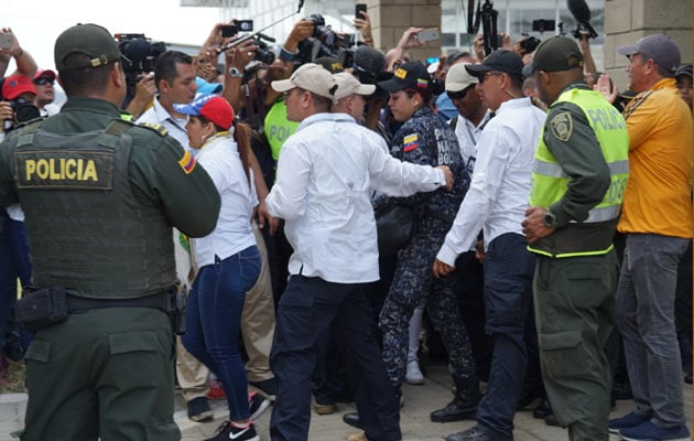 Desertan Policías Y Militares Venezolanos Que Acordonaban Puente Fronterizo Panamá América 0070