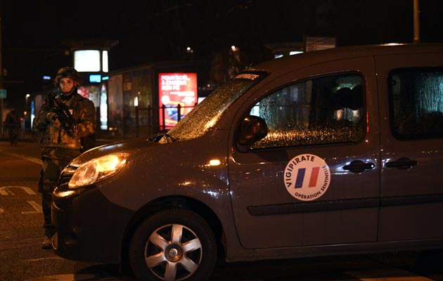 La policía mantiene varios retenes con el fin de atrapar al hombre que agredió a varias personas en un mercado navideño. FOTO/EFE