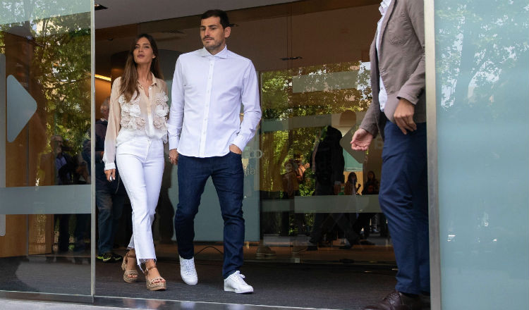 Iker Casillas con Sara Carbonero al salir del hospital. Foto:EFE