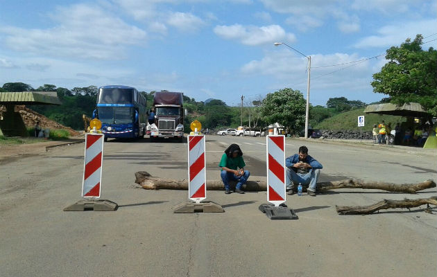 Movimiento 10 de Abril procede a cerrar la entrada del distrito de Tolé