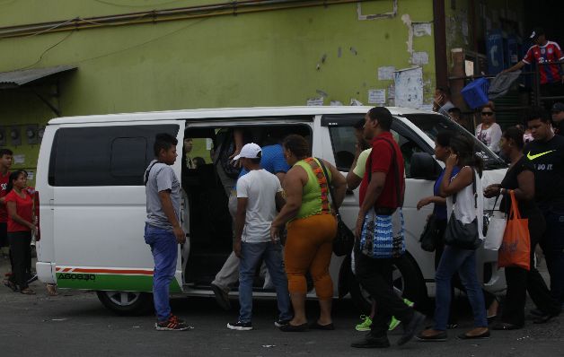 Los dueños de busitos piratas se aprovechan de los usuarios.    / Foto Edwin González 