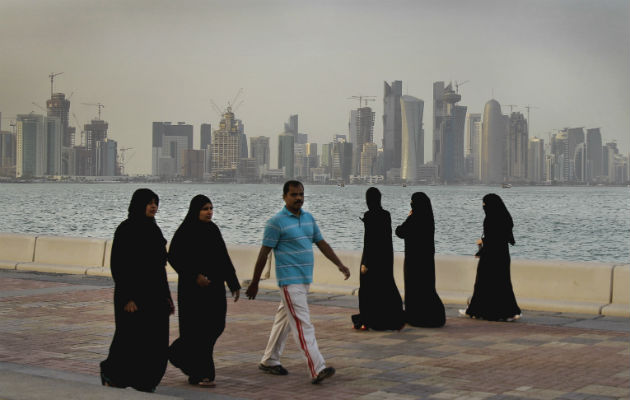 Ciudadanos qataríes tras inmensos rascacielos. Foto. AP.