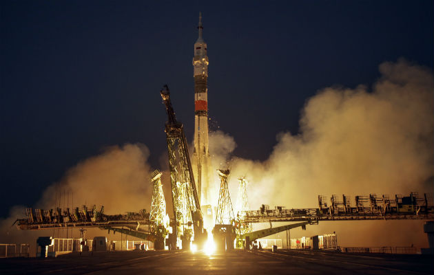 Nave Rusa Soyuz Con Tres Astronautas A Bordo Llega A La Estación Espacial Internacional Eei