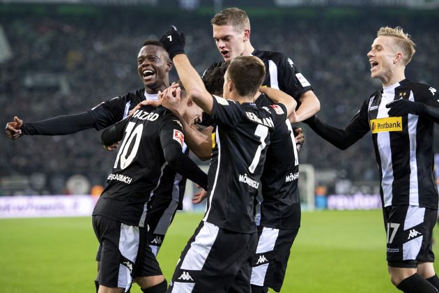 Jugadores del Gladbach celebran su tanto sobre el Bayern. Foto AP