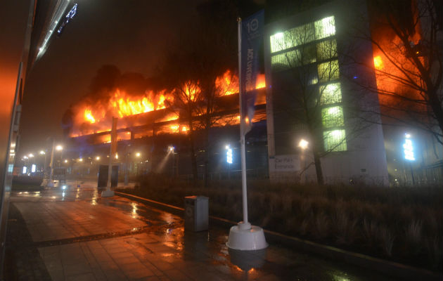 Incendio en un edificio de estacionamientos. FOTO/AP