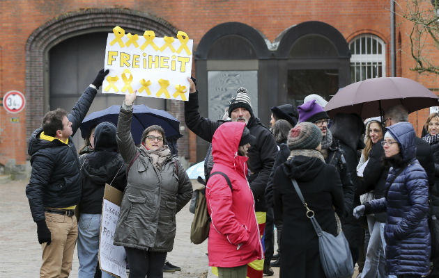 Simpatizantes de exlíder catalán Carles Puigdemont, protestan frente centro penitenciario de Neumünster. FOTO/EFE