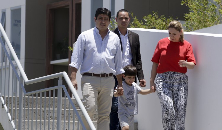 El presidente electo Carlos Alvarado, su esposa Claudia Dobles, con su hijo Gabriel,  AP