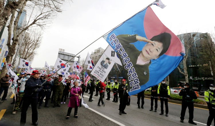 Partidarios de la ex presidenta surcoreana Park Geun-hye piden su libertad. FOTO/AP