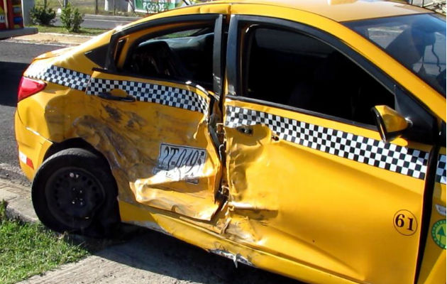 Este taxi salió con la peor parte. Foto: Elena Valdez