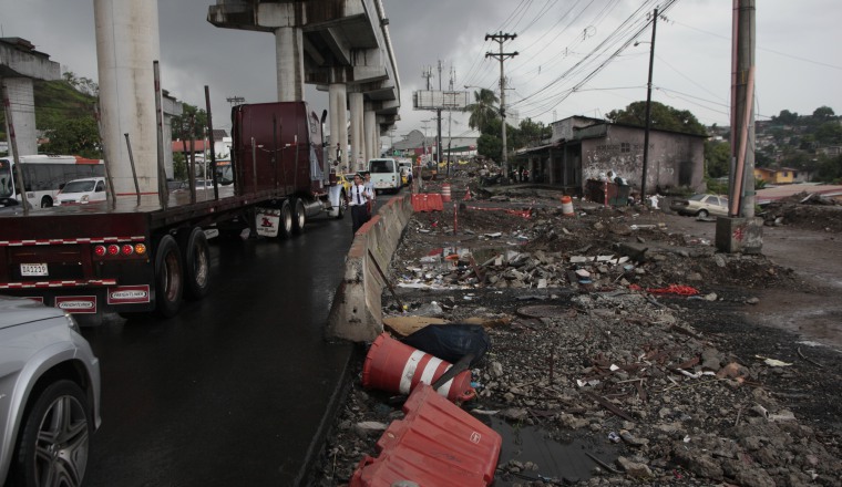 Ante la falta de aceras, algunos se arriesgan a caminar cerca de autos, poniendo en riesgo  su vida. /Foto Víctor Arosemena