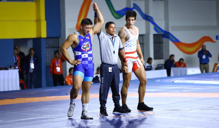 Momento en que se proclama a Almendra vencedor del combate por la medalla de bronce. /Foto Cortesía