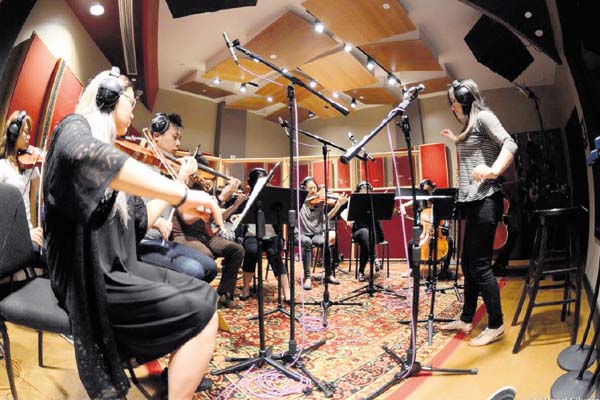 Dirigiendo. Ella se graduó de Música y Dirección de Orquesta en Berklee College of music en Boston. /Foto Cortesía.