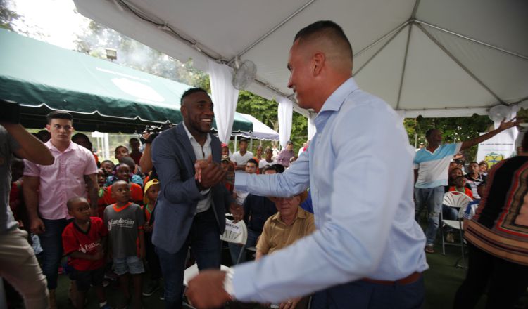 Luis Tejada saluda a Blas Pérez en Panamá. /Foto EFE