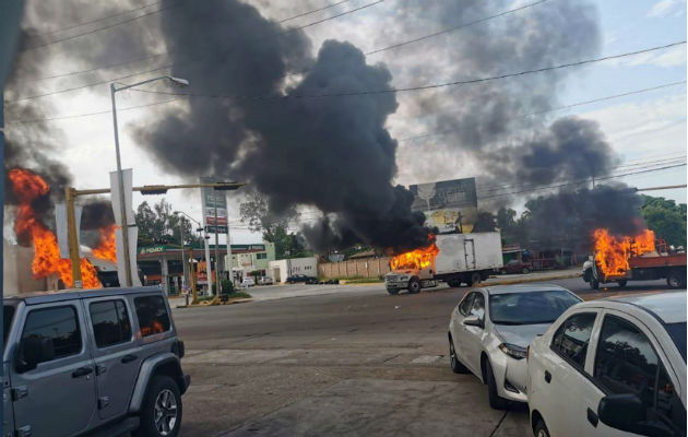 Los bloqueos de los sicarios, presuntamente gente del cartel de las drogas de Sinaloa, se extendieron a las salidas de la ciudad. Foto: EFE.