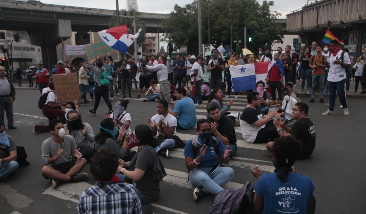 Los disturbios terminaron con varios retenidos y varios policías heridos. Foto/Víctor Arsemena